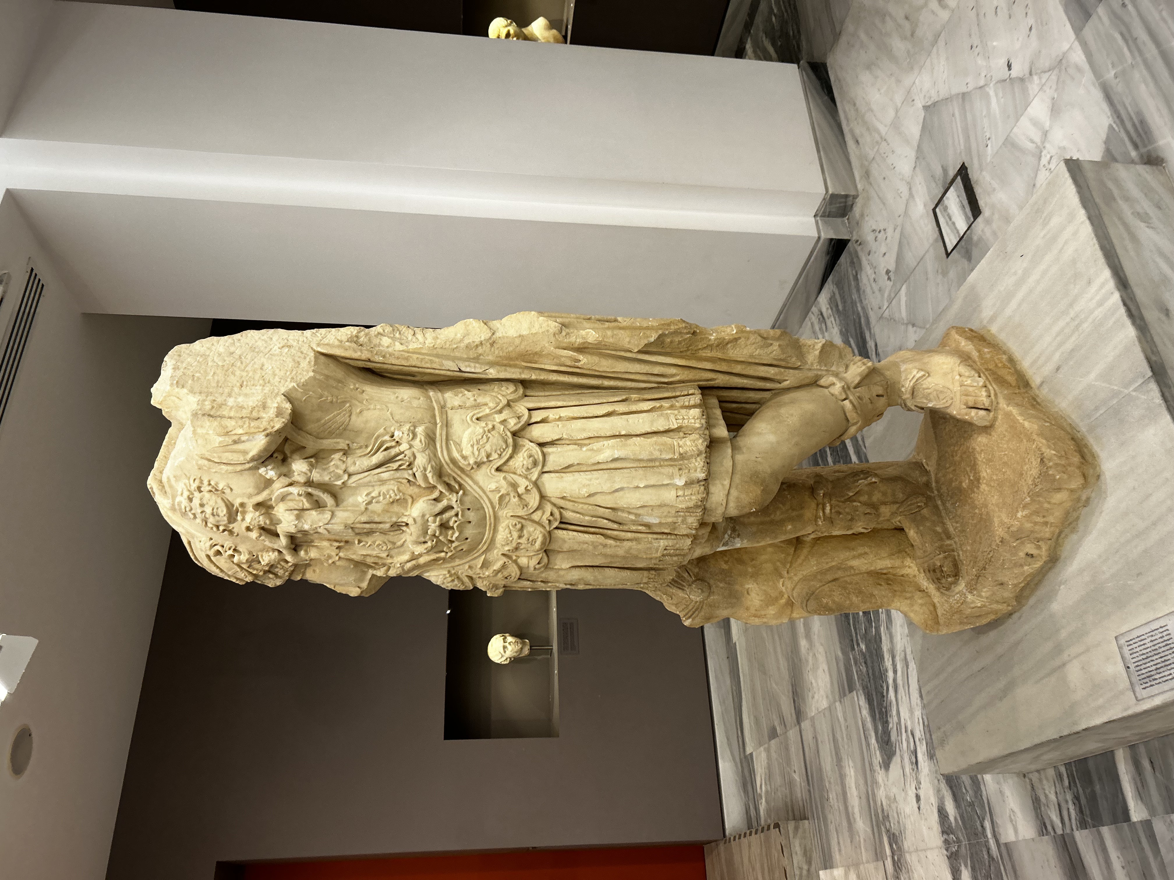 Picture of a Greek statue missing head